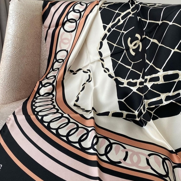 Sold‼️🌟Host Pick🌟Chanel scarf size 90×90cm(in) - Picture 2 of 11